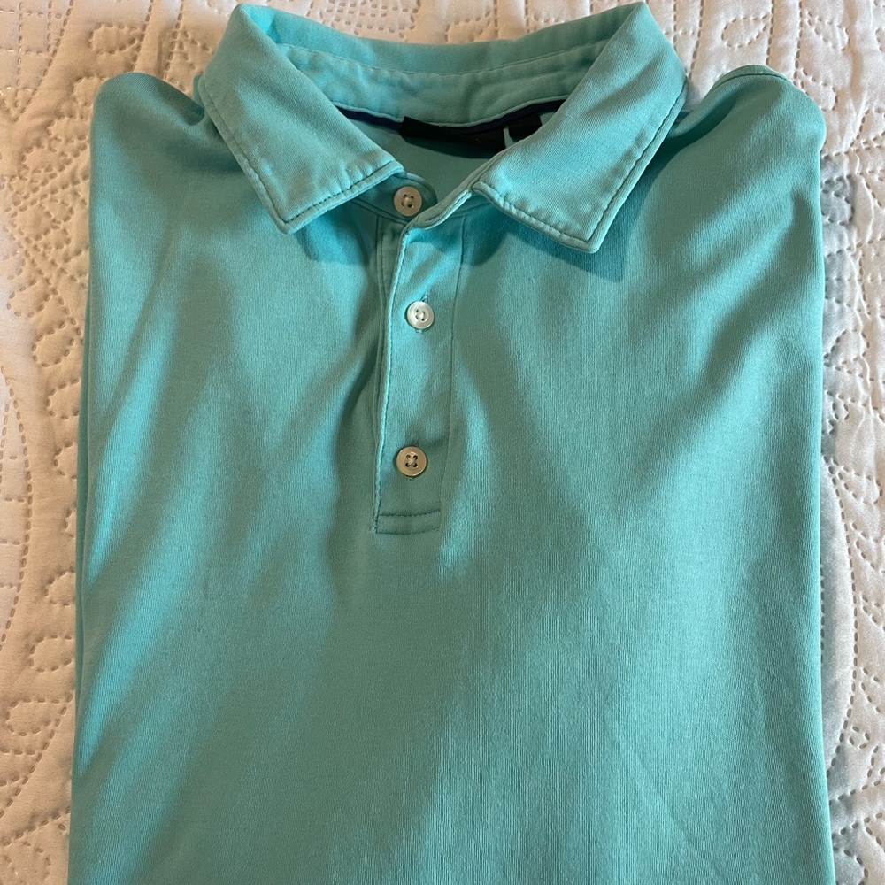 Men’s Aqua pullover shirt.